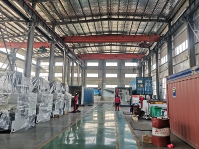 কিভাবে এই বড় নমন মেশিন সম্পূর্ণ নমন দৈর্ঘ্য জুড়ে বিচ্যুতি জন্য মুকুট ক্ষতিপূরণ পরিচালনা করে?